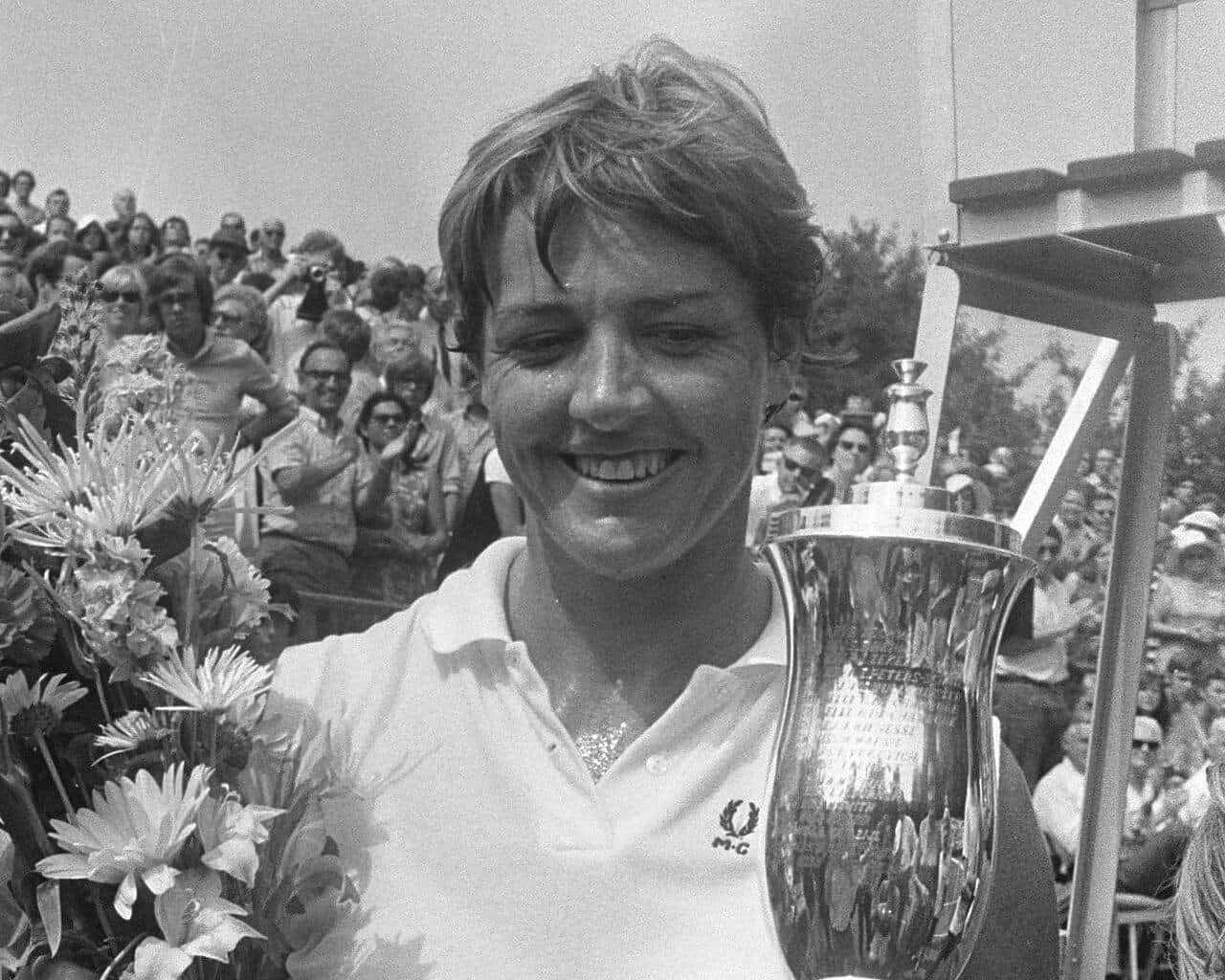Margaret Court smiling and holding a trophy and flowers at a tournament in 1970