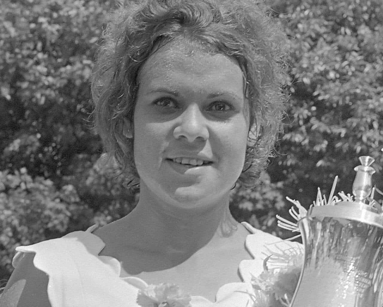 Evonne Goolagong smiling beside a large trophy at a tournament in Hilversum in 1971